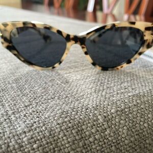 Banbe Blonde tort sunglasses